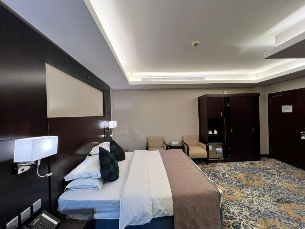 Postel nebo postele na pokoji v ubytování Merkure Jeddah Al Hamraa Hotel