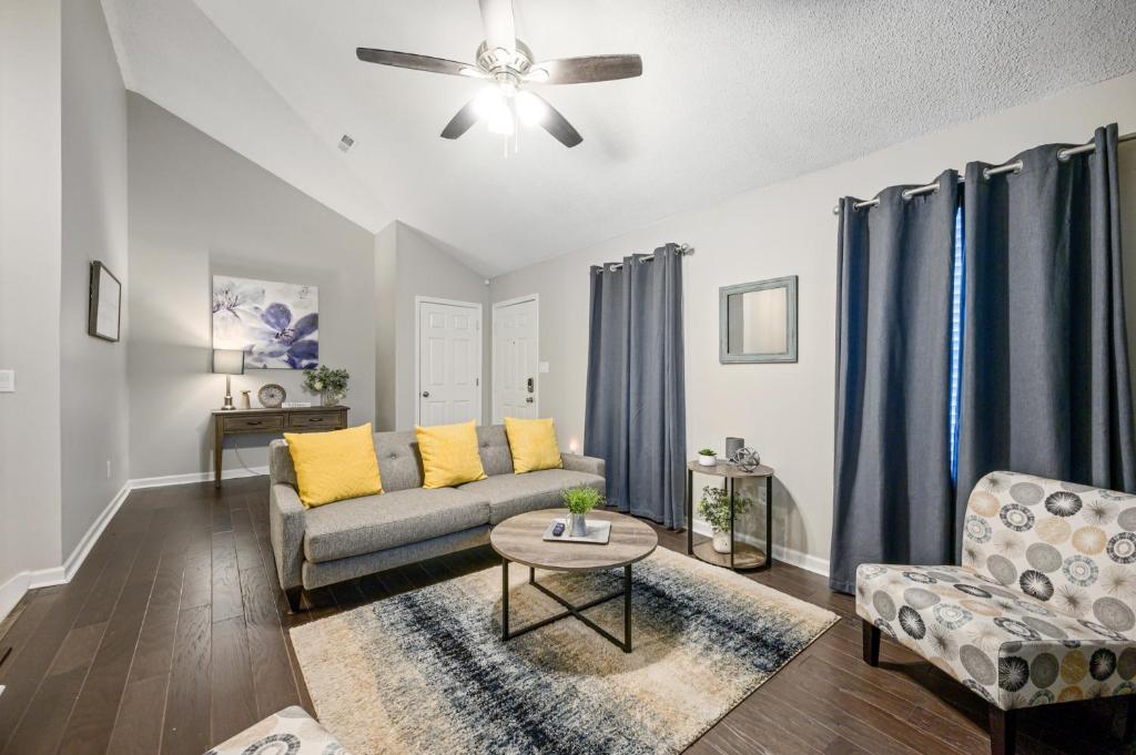 Posezení v ubytování Lots of Hot Spots & Activities Near This Townhome