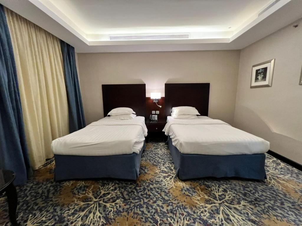 Postel nebo postele na pokoji v ubytování Merkure Jeddah Al Hamraa Hotel