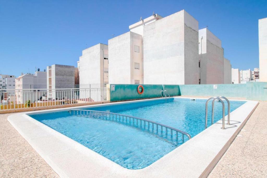 Piscina de la sau aproape de Красивая квартира в самом центре Торревьехи