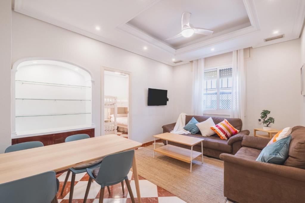 ein Wohnzimmer mit Sofa und Tisch in der Unterkunft El Pez Volador by Gades Gestión in Cádiz