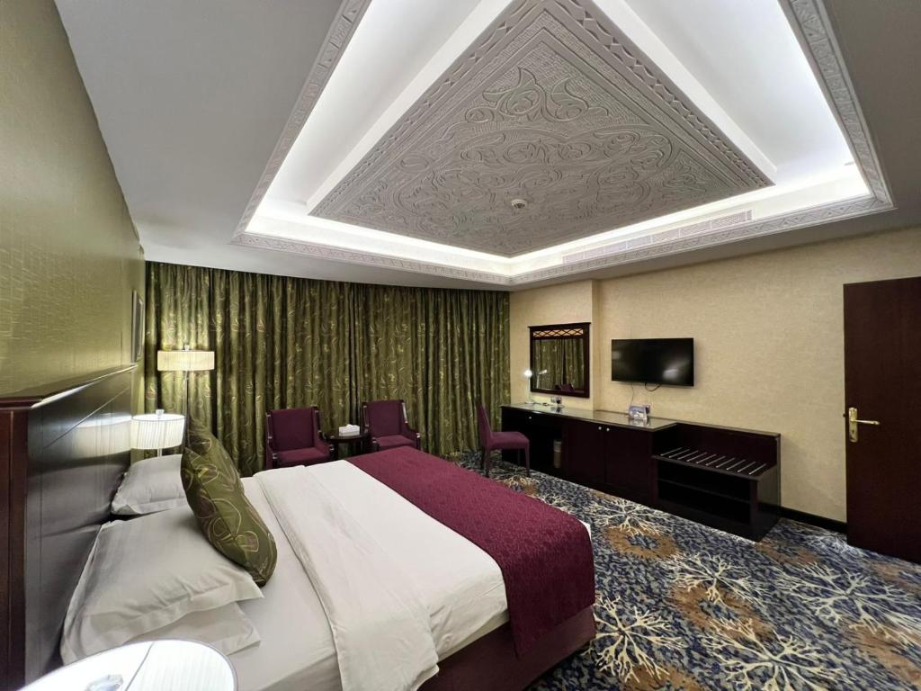 Postel nebo postele na pokoji v ubytování Merkure Jeddah Al Hamraa Hotel