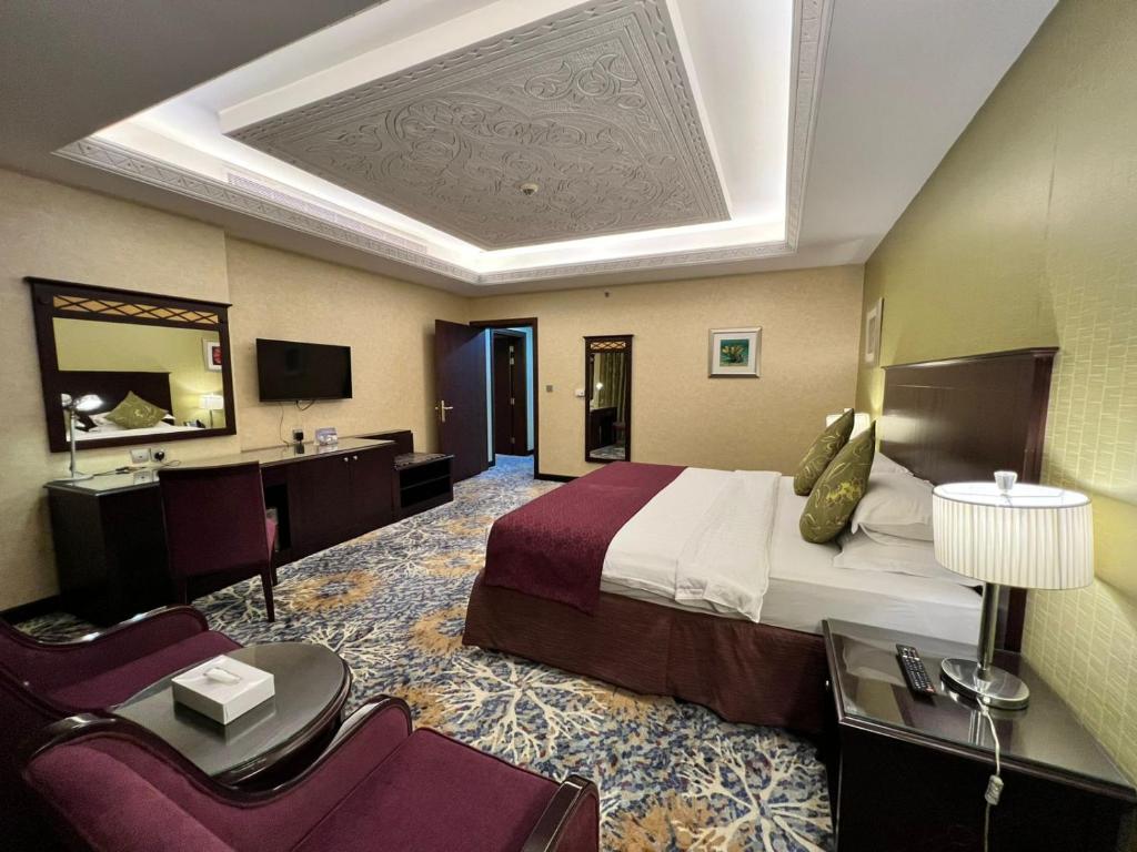 Postel nebo postele na pokoji v ubytování Merkure Jeddah Al Hamraa Hotel