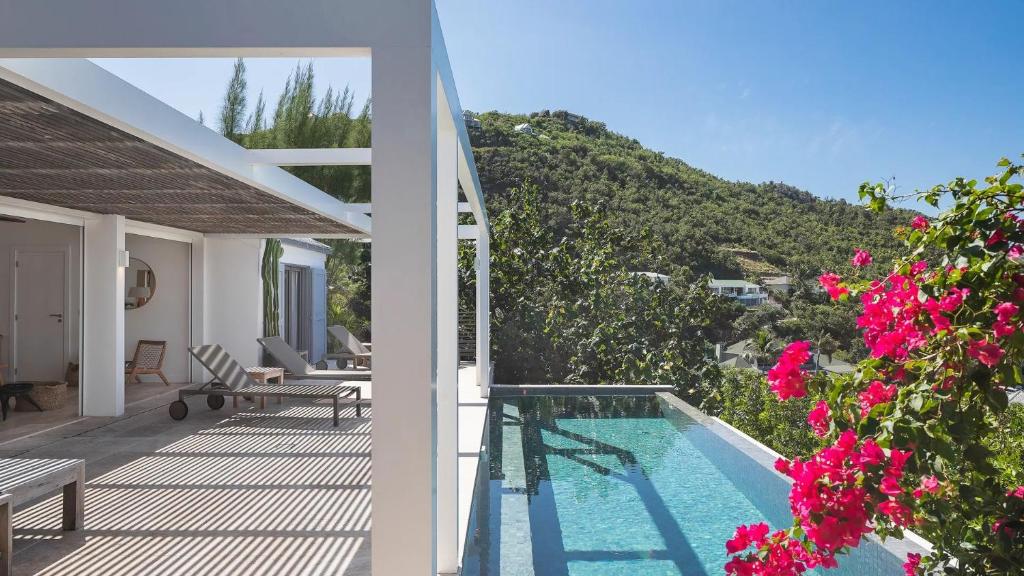 Nespecifikovaný výhled na hory nebo výhled na hory při pohledu z vily