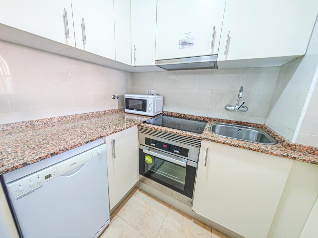 Kuchyňa alebo kuchynka v ubytovaní LITORAL COSTA DORADA - TALLATS vista mar