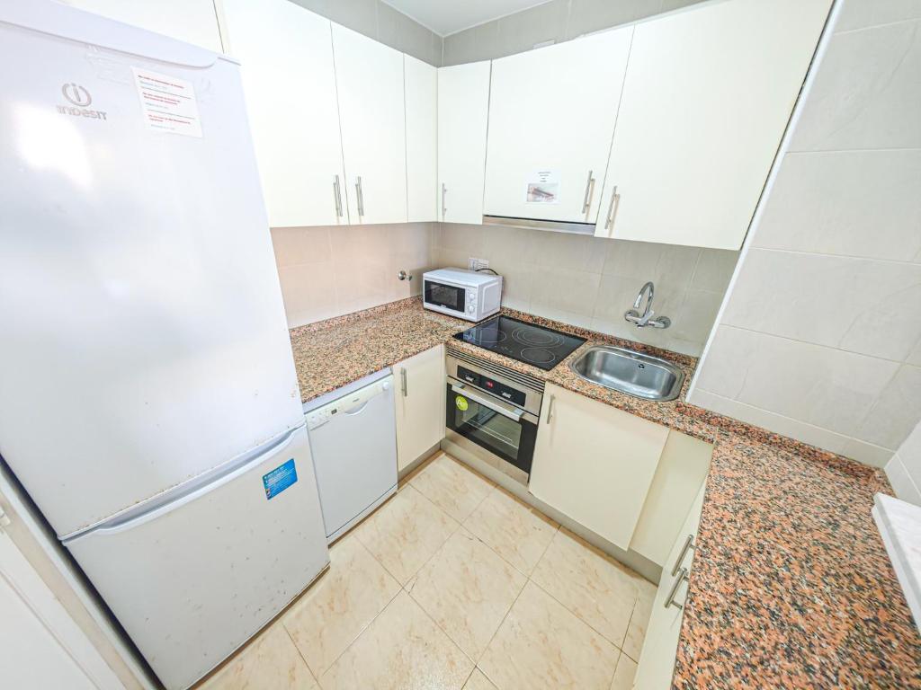 Kuchyňa alebo kuchynka v ubytovaní LITORAL COSTA DORADA - TALLATS vista mar