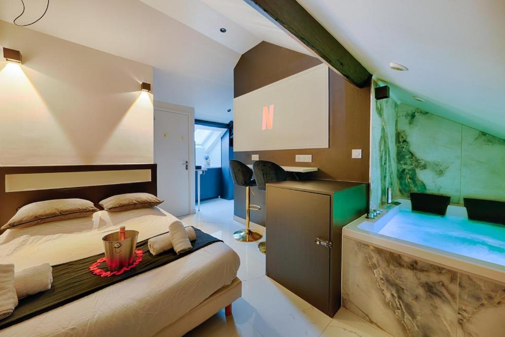 Ένα ή περισσότερα κρεβάτια σε δωμάτιο στο Hollywood Love Jacuzzi