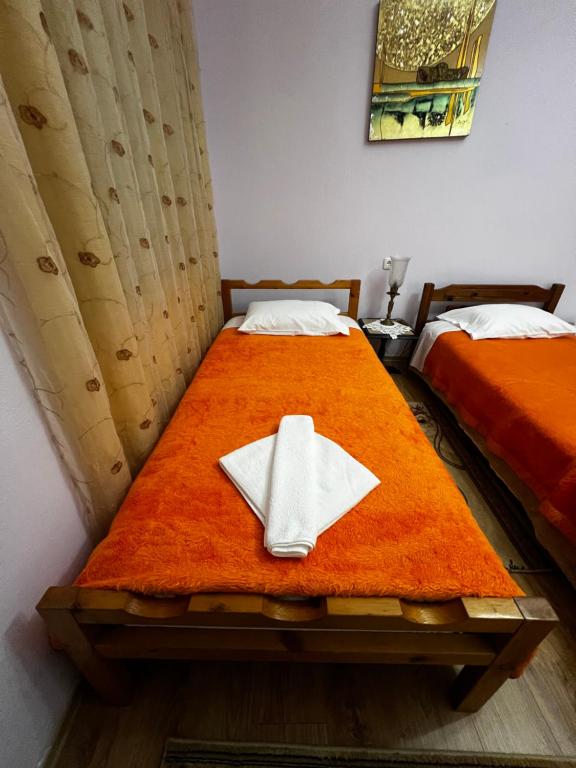 Postel nebo postele na pokoji v ubytování Luigi Guest House