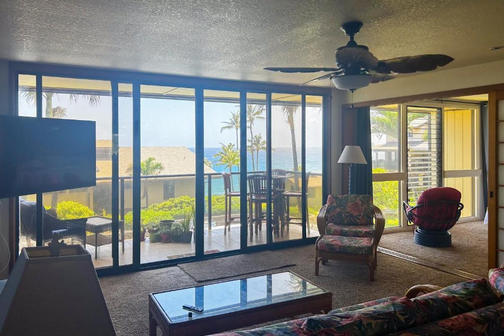 een woonkamer met uitzicht op de oceaan bij Making Makahuena Memories in 2204 in Koloa