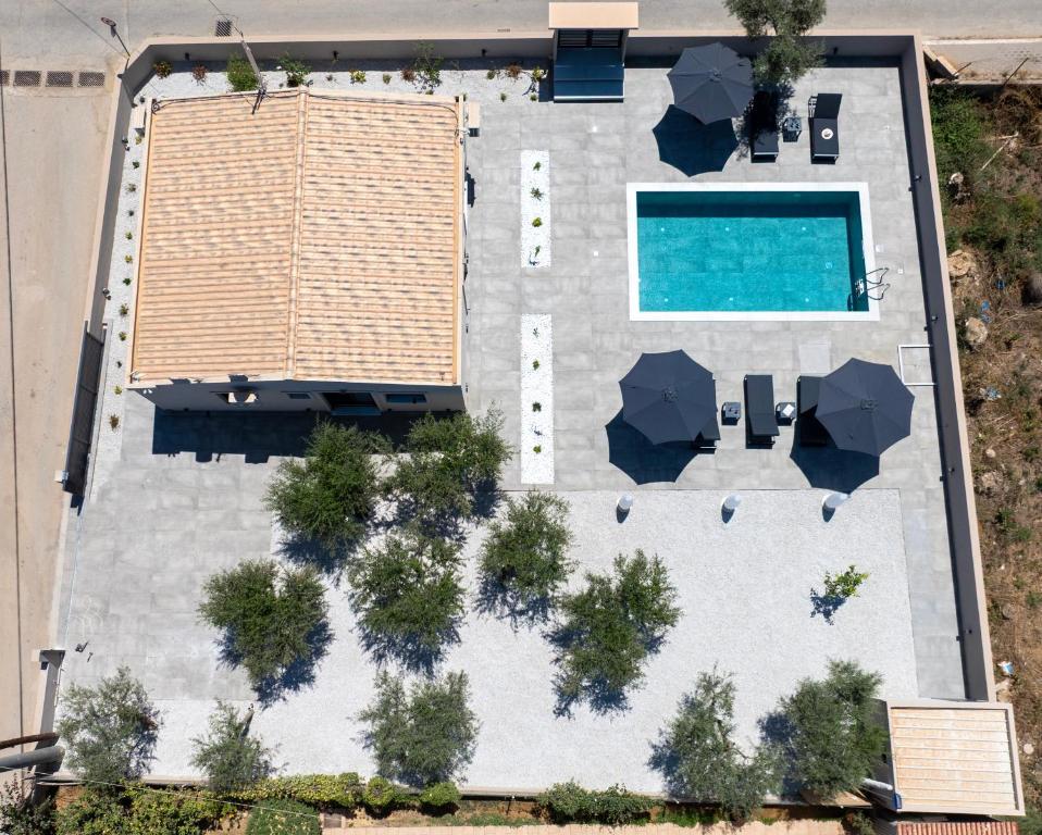ダラトソにあるGlafkos house with pool near the beachのプールのある建物の上空からの眺め