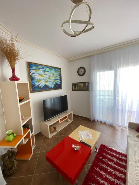 TV a/nebo společenská místnost v ubytování Albi Apartmet beachfront in Shengjin