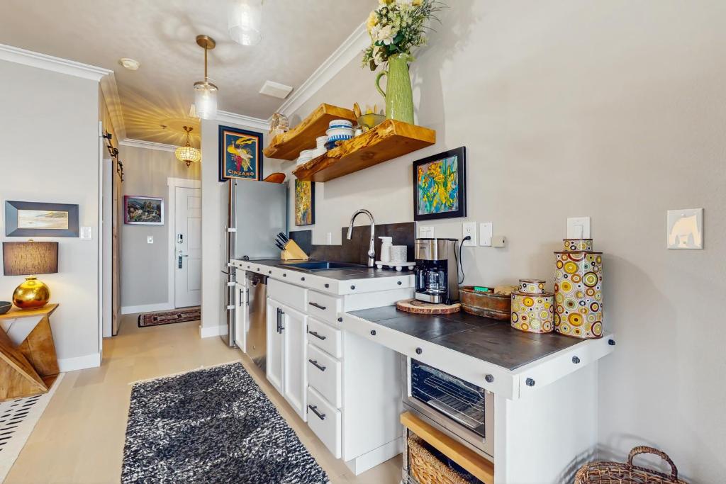 Kuchyň nebo kuchyňský kout v ubytování The Beach Suite