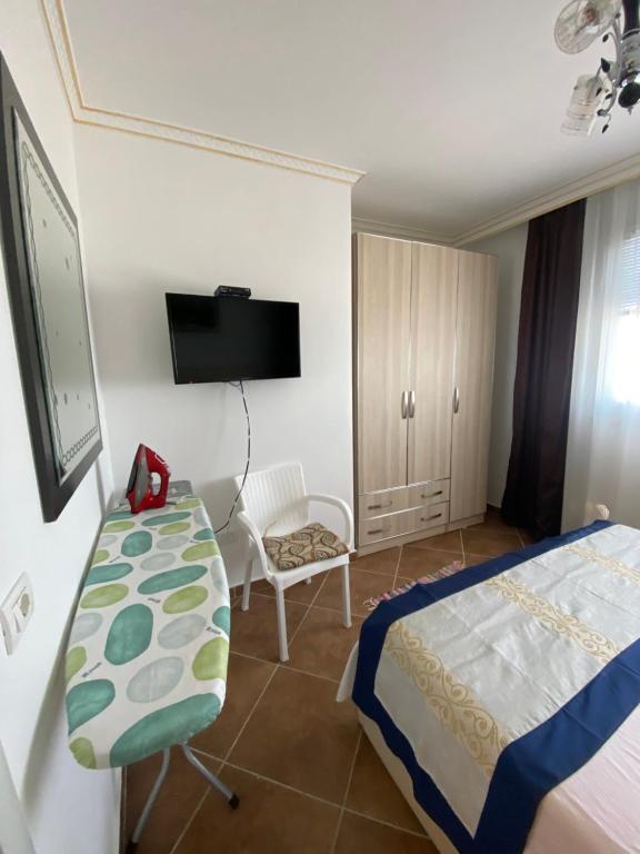 TV a/nebo společenská místnost v ubytování Albi Apartmet beachfront in Shengjin
