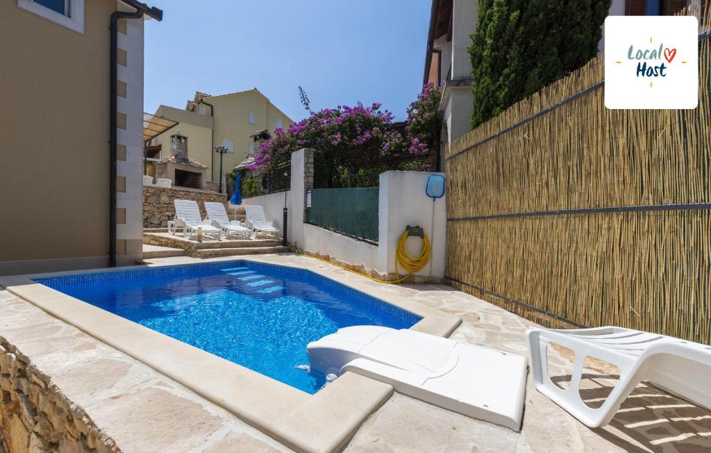 Bazén v ubytování Apartments Listes nebo v jeho okolí