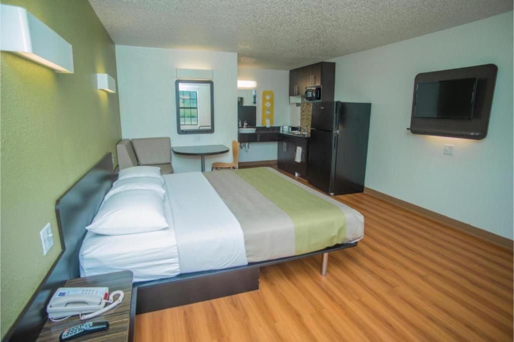 Motel 6-Palestine, TX - Chambre Lit King-Size Avec Baignoire Spa