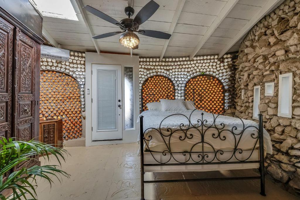 Giường trong phòng chung tại Tucson Bottle House - New Listing - Special Deals