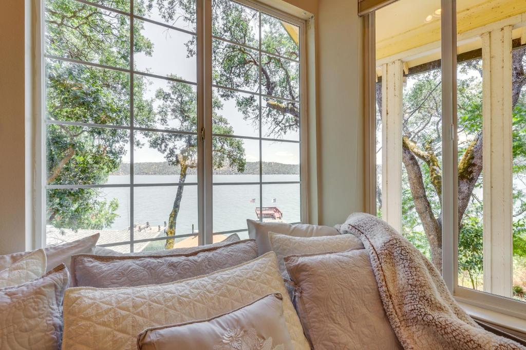 Ein Sitzbereich in der Unterkunft Clear Lake Getaway with Dock Access and Shared Yard!