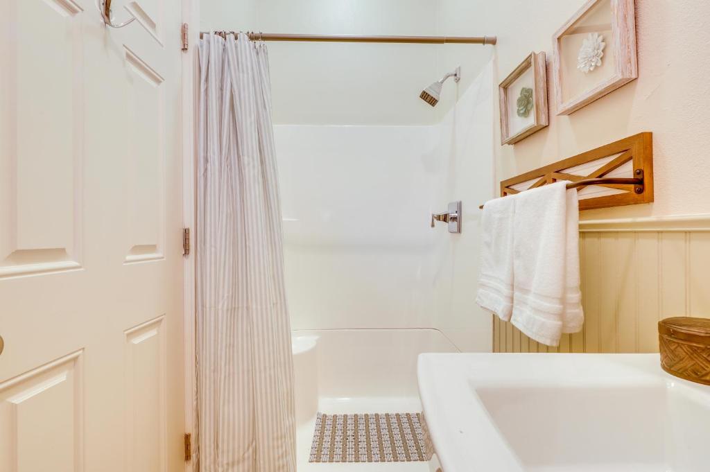 ein weißes Badezimmer mit Dusche und Waschbecken in der Unterkunft Clear Lake Getaway with Dock Access and Shared Yard! in Clearlake Oaks