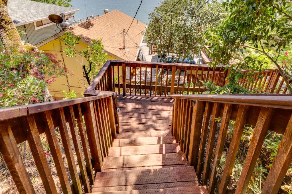 Ein Balkon oder eine Terrasse in der Unterkunft Clear Lake Getaway with Dock Access and Shared Yard!