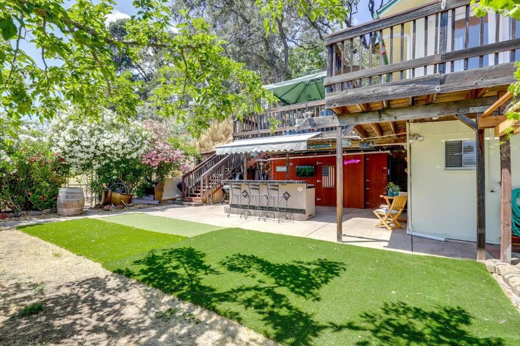 Ein Garten an der Unterkunft Clear Lake Getaway with Dock Access and Shared Yard!