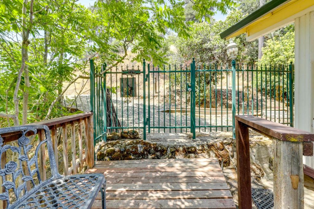 Ein Balkon oder eine Terrasse in der Unterkunft Clear Lake Getaway with Dock Access and Shared Yard!