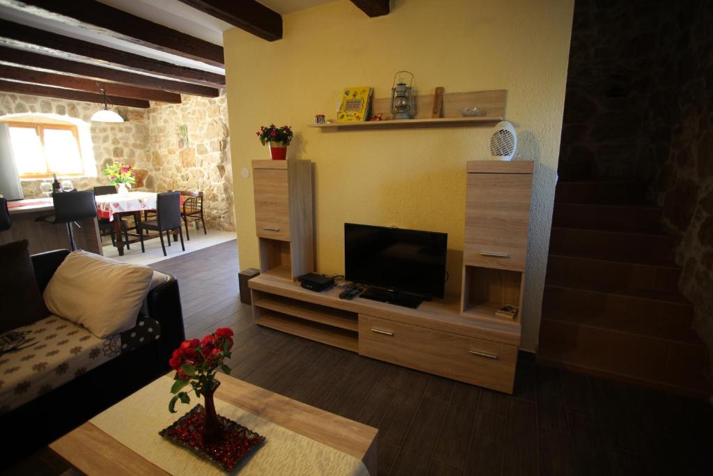 TV a/nebo společenská místnost v ubytování Holiday Home Rasopas