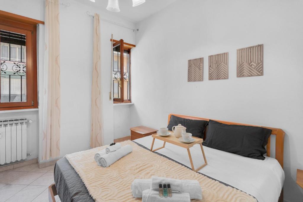 Un dormitorio con 2 camas y una mesa con toallas. en flat pet friendly free wifi inalpi arena olimpico metro, en Turín