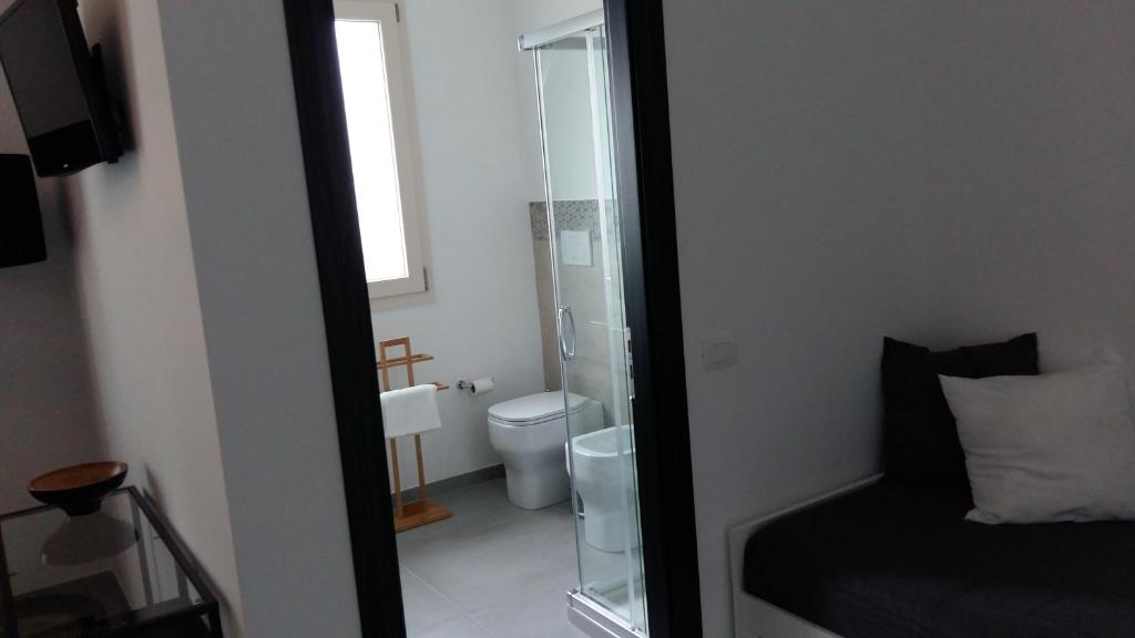 A bathroom at B&B Roda Barocco