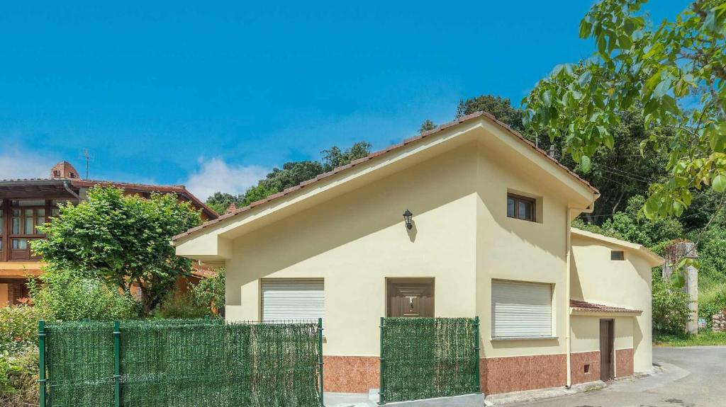 a house with a fence in front of it at Casa la Aldea de Barro in Barro de Llanes