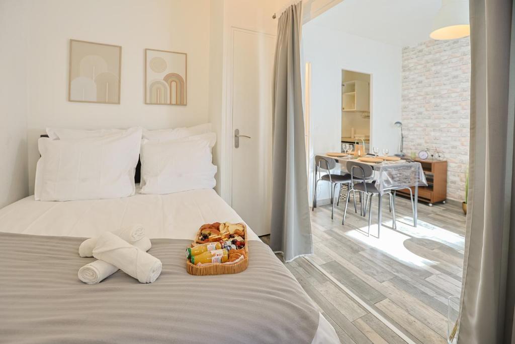 Un dormitorio con una cama con una cesta de juguetes. en La Terrasse Douillette, en Saint-Étienne
