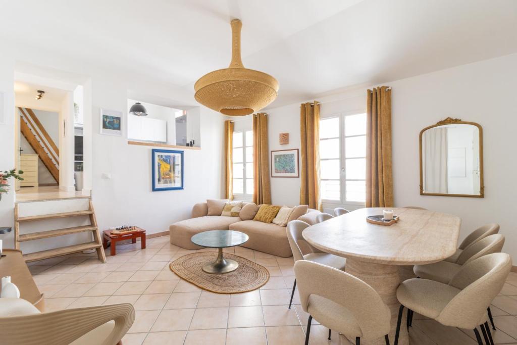 un salon avec un canapé et une table dans l'établissement Appartements hyper-centre de Marseille, à Marseille