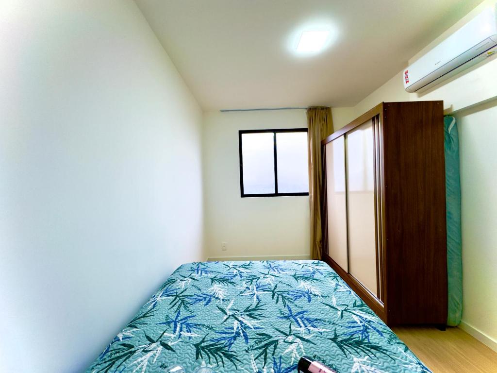 Postel nebo postele na pokoji v ubytování Apto A 300m PRAIA e 8min Beto Carreiro c Vista Mar Incrível Ar Condicionado Churrasqueira privativa Condo Completo com Piscina Academia ao Ar livre Sauna Playground Portaria 24H e Vaga privativa de Garagem Reserve Agora e Viva essa Experiência