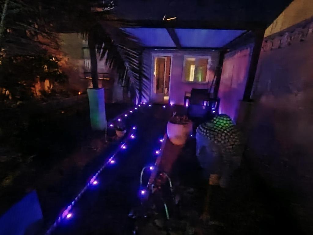 维特罗勒Ni 100%Gite,Ni100% loc chez Kheira&Pascal的黑暗中紫色灯的房子