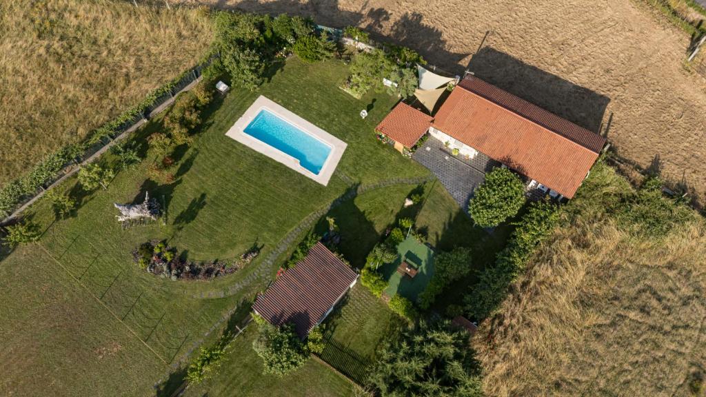Piscina de la sau aproape de Casa Barxelo con piscina en Monforte de Lemos