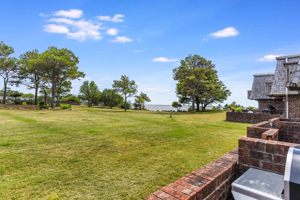 纳格斯黑德Delightful Dolphin的有砖墙和树木的露天庭院