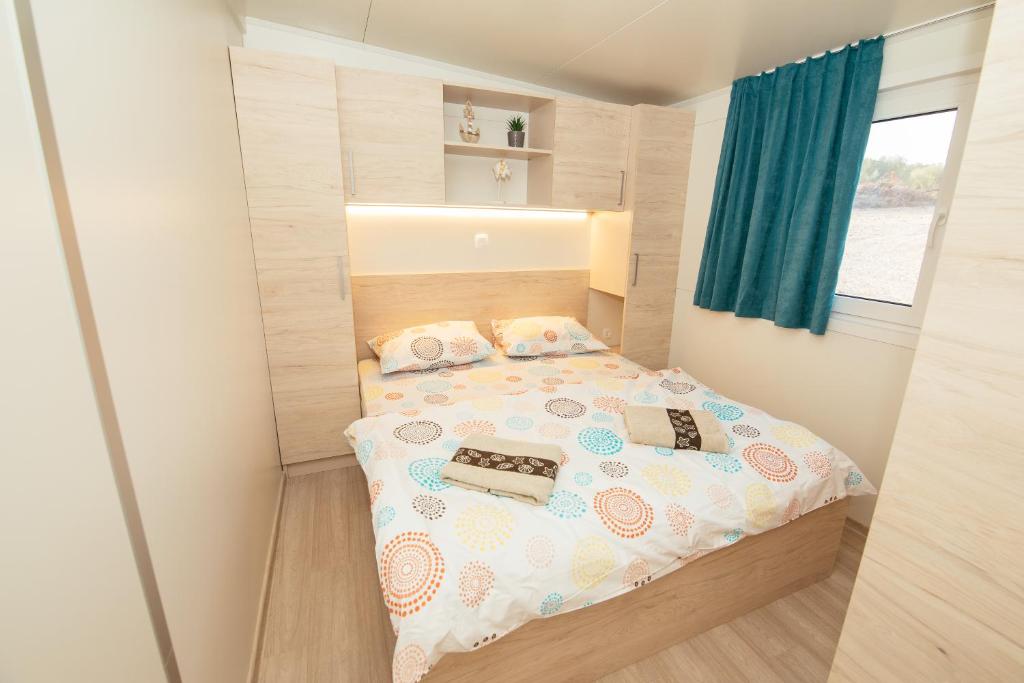 Giường trong phòng chung tại Ra, cozy familly place, free parking, near beach, in Kamp Maslina Drage
