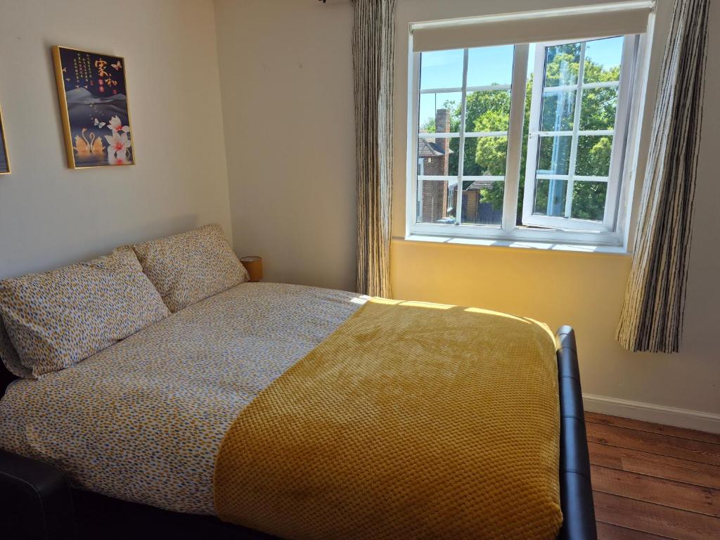Katil atau katil-katil dalam bilik di Beautiful home with 3 beds in 3 seperate rooms in Durham free parking
