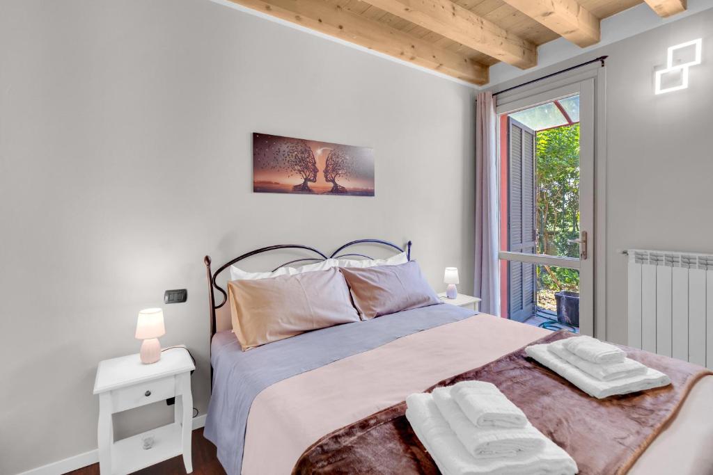 Un pat sau paturi într-o cameră la Oasi urbana due passi bgy Free Wi-fi and AC