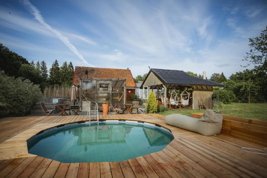 Bassein majutusasutuses Saaremaa Õlletuba - Attic Retreat at Pihtla Brewery või selle lähedal