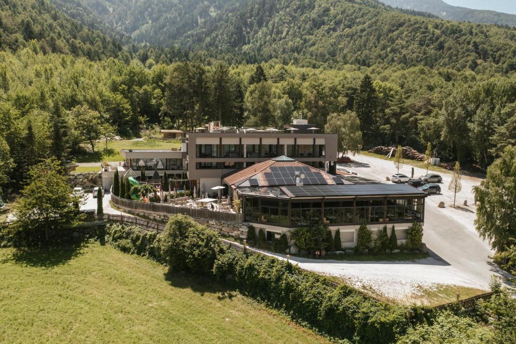 una vista aerea di un edificio in montagna di Ramilia Family Apartments Restaurant & Pizzeria a Naturno