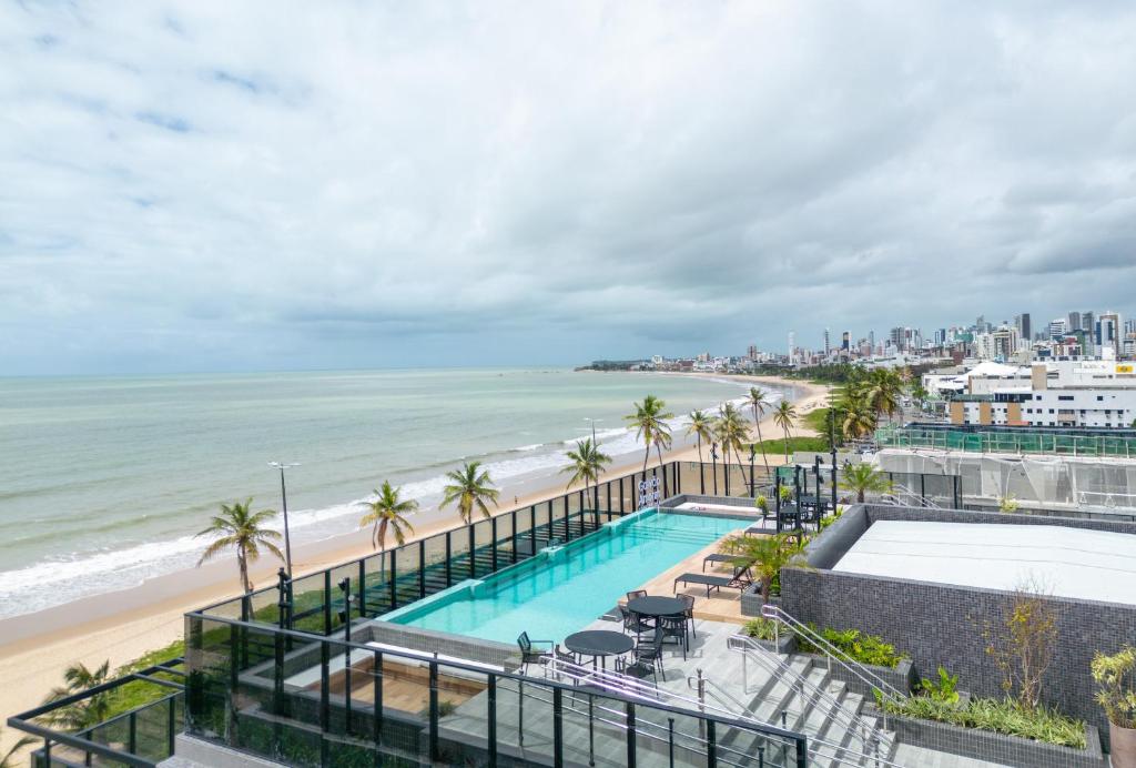 Bazén v ubytování Seu Refúgio com Vista para o Mar em uma Localização Incrível!! nebo v jeho okolí