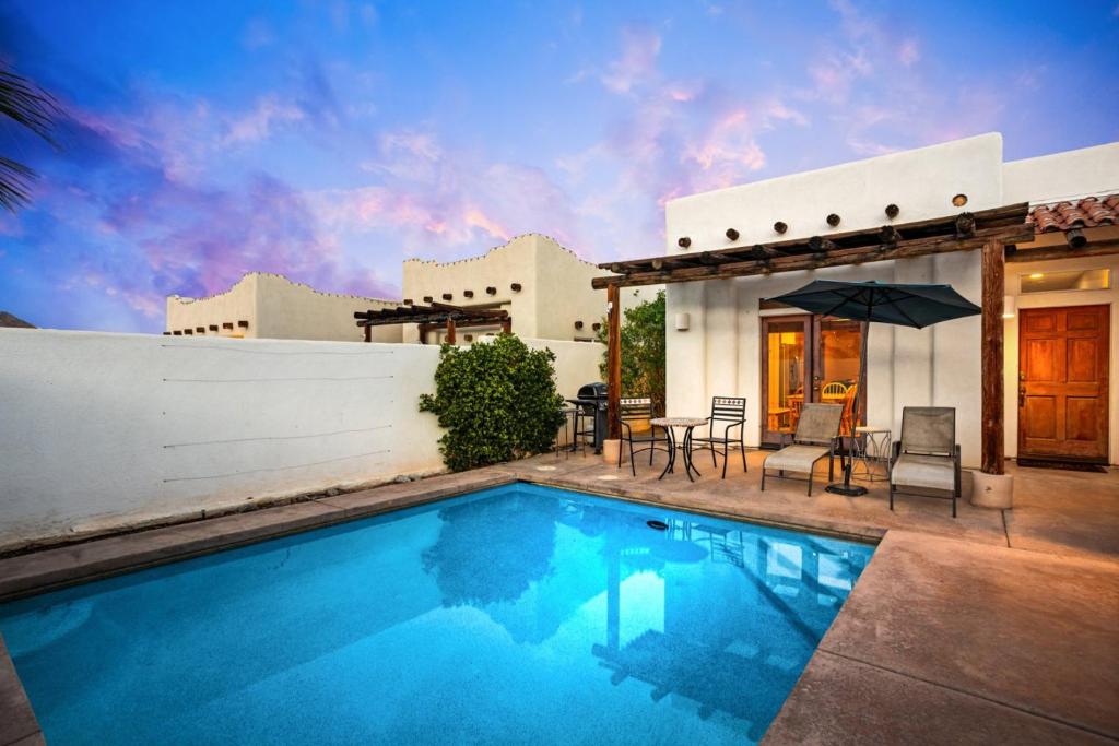 Πισίνα στο ή κοντά στο Stylish 3BD home in La Quinta Cove with a Private Pool and Jacuzzi