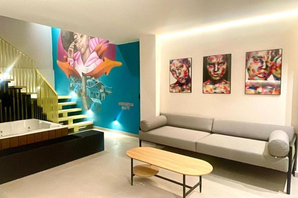 Χώρος καθιστικού στο 7BR Poblado House close to Lleras Park Jacuzzi AC