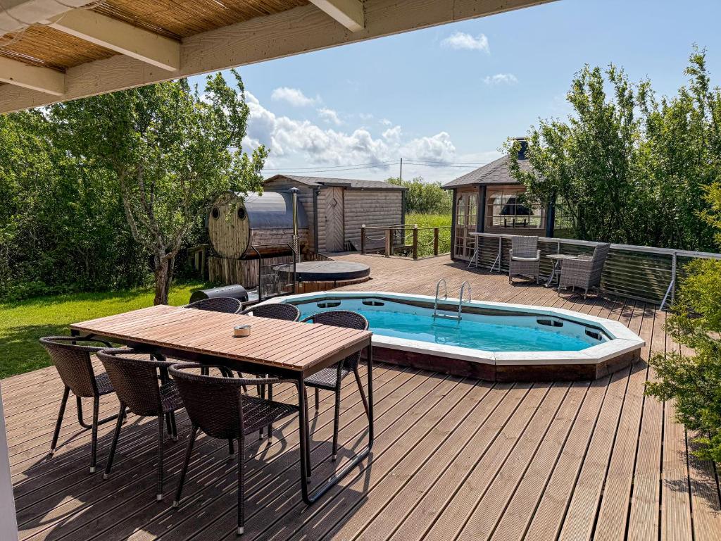 Bazén v ubytování Seaside Retreat with Hot tub,Sauna, Pool & BBQ nebo v jeho okolí