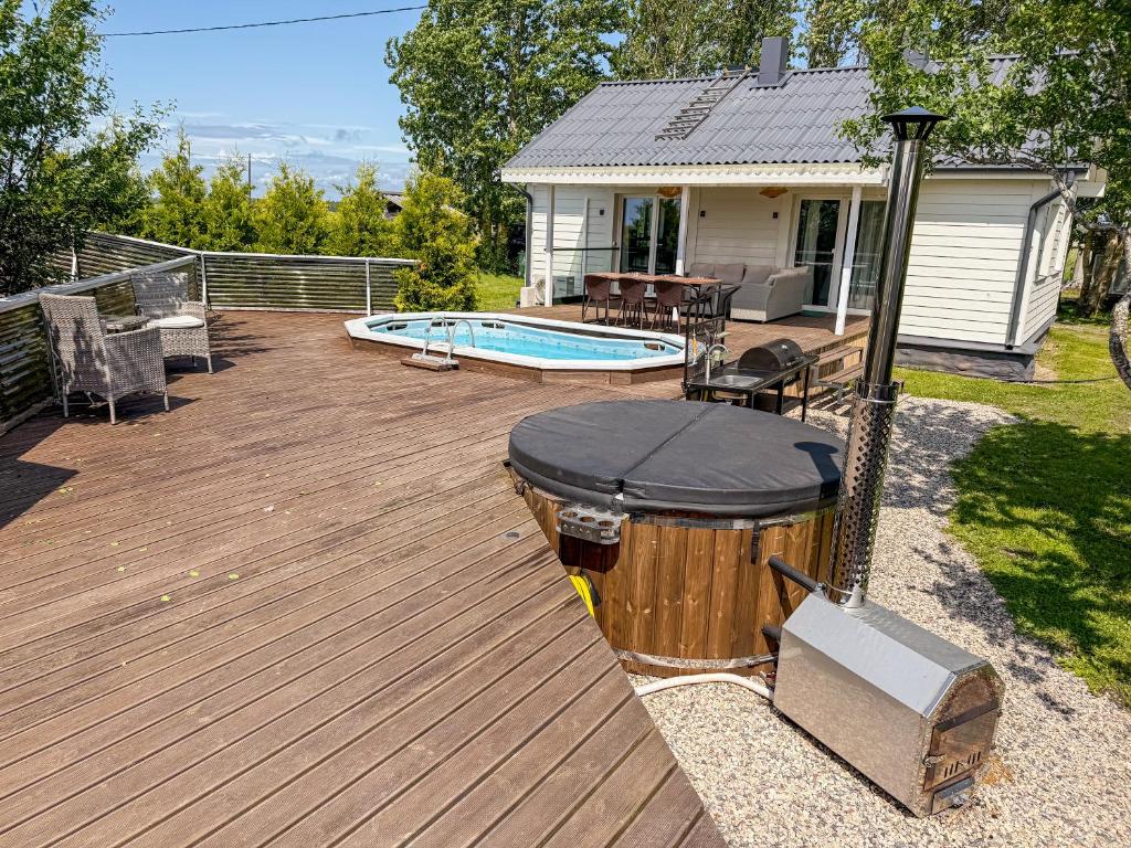Bazén v ubytování Seaside Retreat with Hot tub,Sauna, Pool & BBQ nebo v jeho okolí