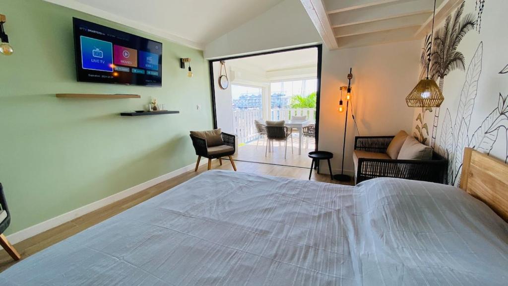 Ένα ή περισσότερα κρεβάτια σε δωμάτιο στο Tropik Marina - La belle vue