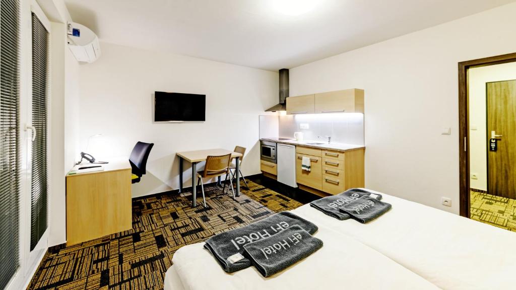 Postel nebo postele na pokoji v ubytování eFi Palace Hotel