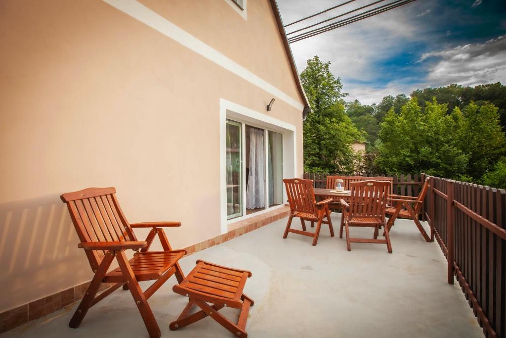 Balkón nebo terasa v ubytování Apartmány SKÁLY