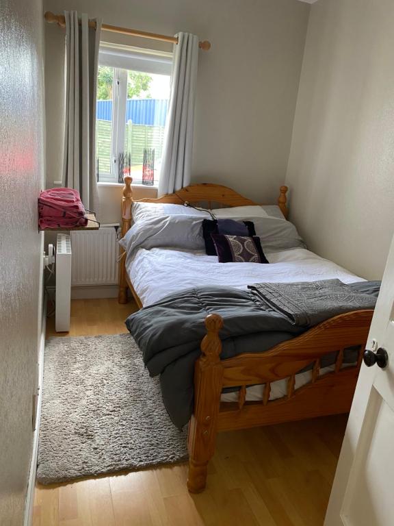 Postel nebo postele na pokoji v ubytování An Teach Tykillen Cosy Home