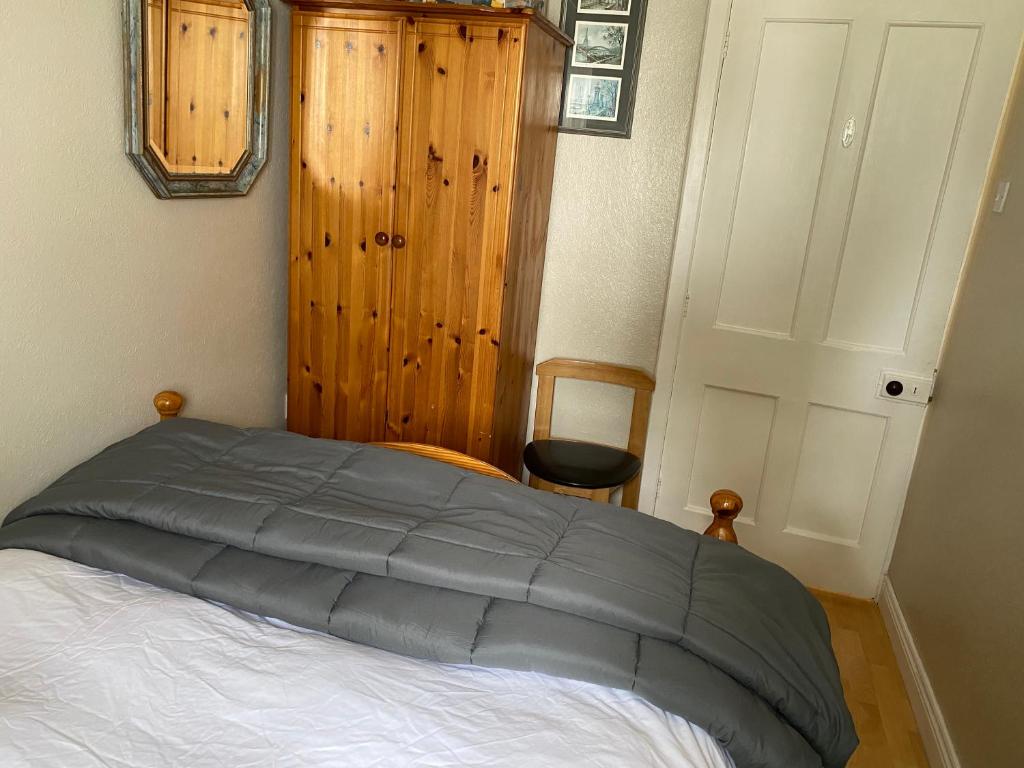 Postel nebo postele na pokoji v ubytování An Teach Tykillen Cosy Home
